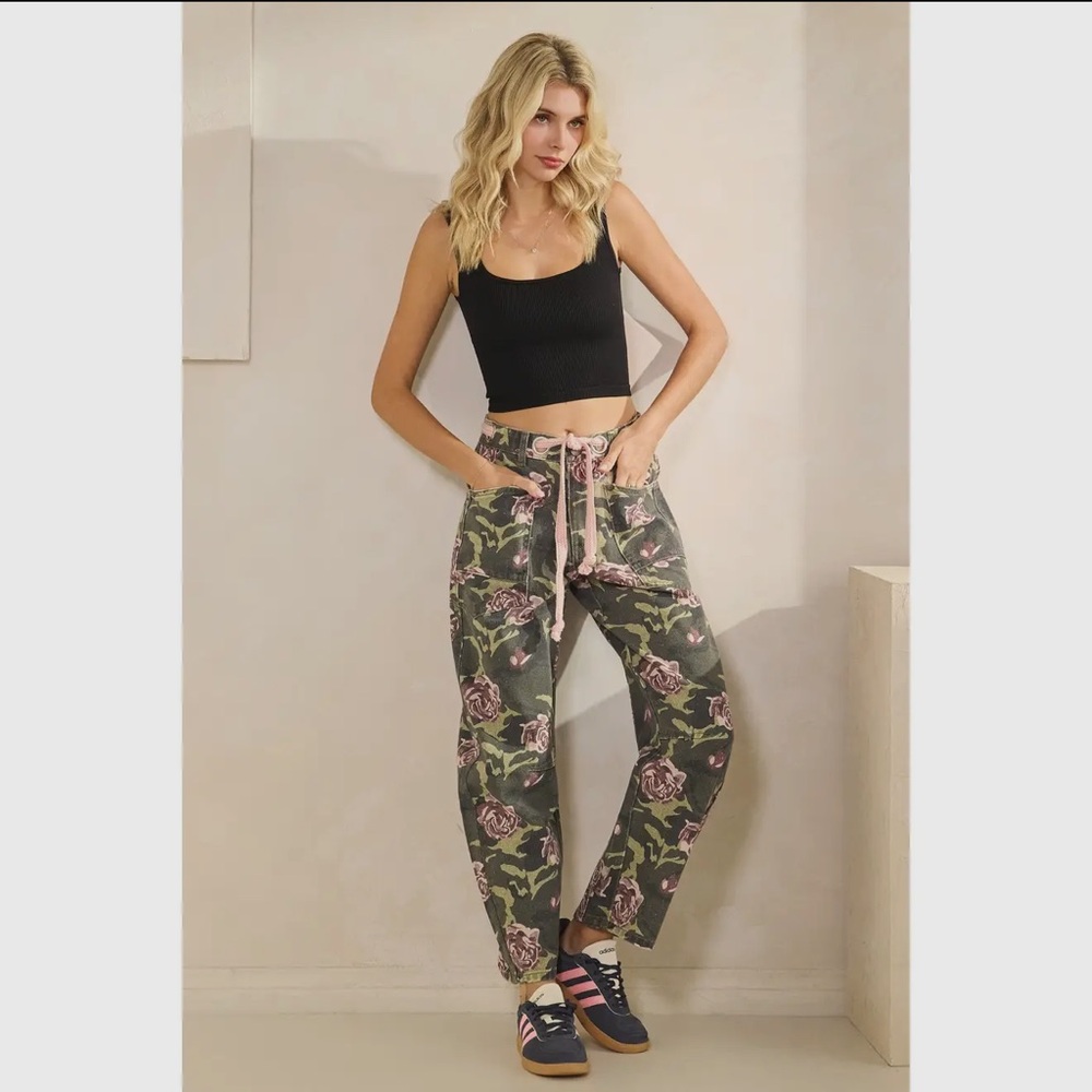 Veveret Boutique brand Floral Camouflage Women's Pants size M